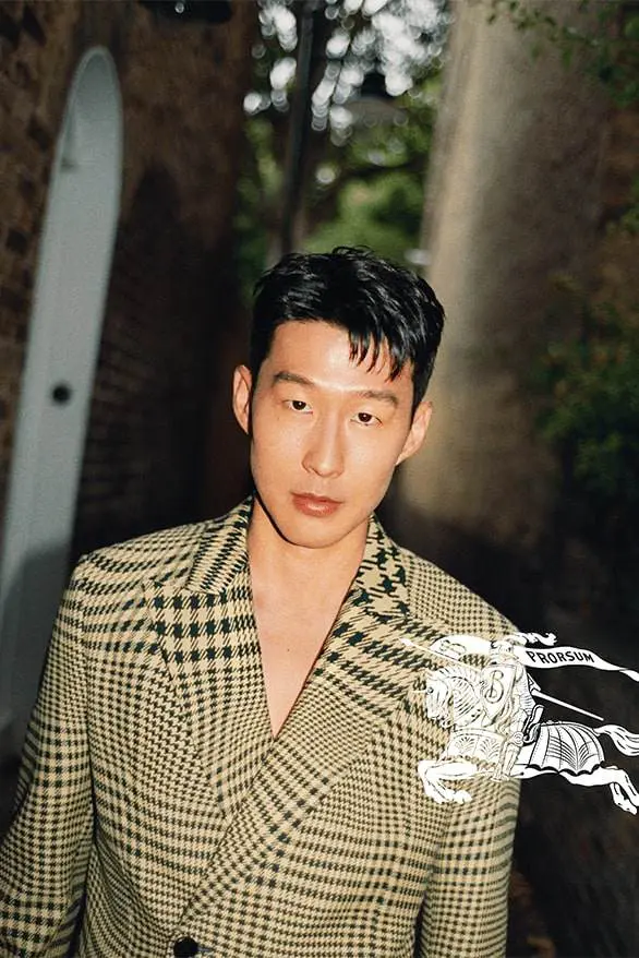 Burberry Streets - Chiến dịch xuân 2024 của Burberry 1 Chien-dich-Xuan-2024-cua-Burberry-ton-vinh-ve-dep-tu-nhien-cua-nuoc-Anh-18-1700637851-337-width586height878