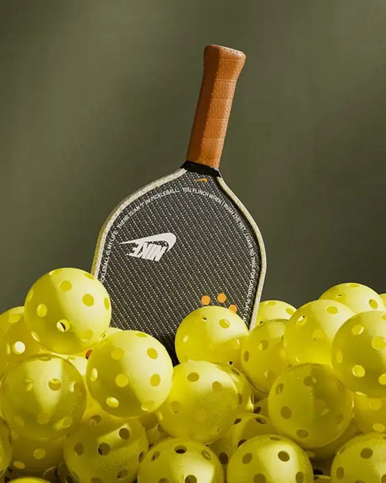 Người chơi pickleball trên sân thể thao