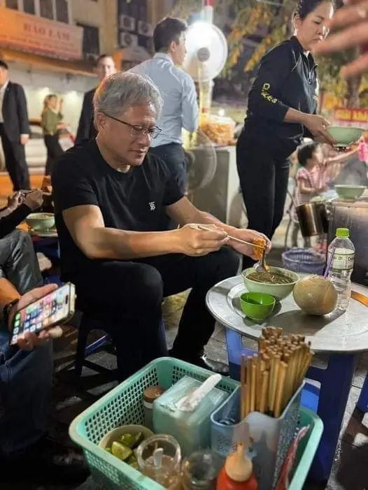 Phong Cách Vải Thun Tối Giản của Jensen Huang 2 phong cách Jeseng Huang