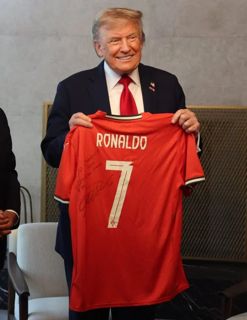 Cristiano Ronaldo tặng áo đấu kèm thông điệp hòa bình cho Tổng thống Mỹ Donald Trump 2 Cristiano Ronaldo tặng áo đấu kèm thông điệp hòa bình cho Tổng thống Mỹ Donald Trump – Vải Thun Phú Sang